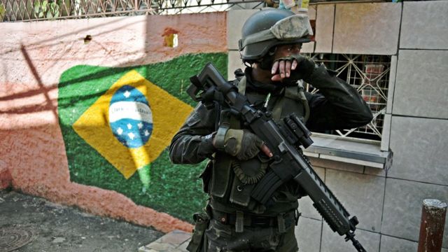 Un militar patrulla una favela en Río de Janeiro.