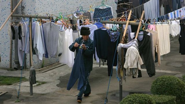 Um preso estrangeiro seca roupas na prisão de Shanghai Qingpu em 2006