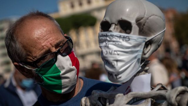 Protestas negacionistas en Roma por la pandemia de coronavirus.