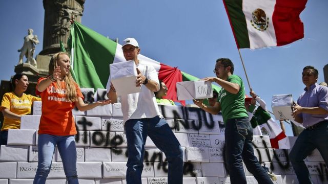 "¡Duro Contra El Muro!": Decenas De Miles De Mexicanos Marchan Contra ...