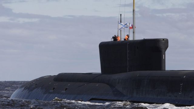 Homens dentro do submarino russo Yuri Dolgoruky
