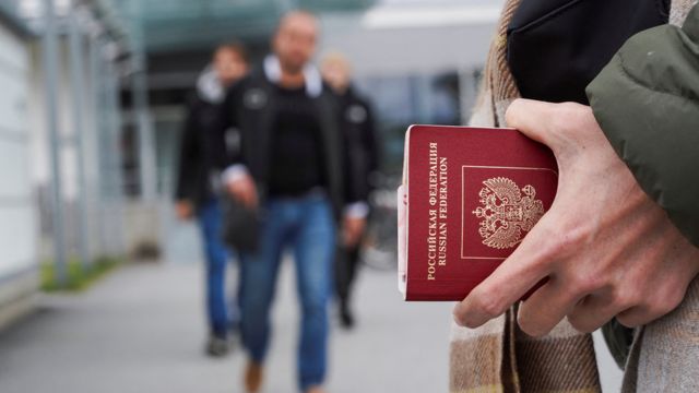 Mężczyzna z paszportem na granicy rosyjsko-fińskiej