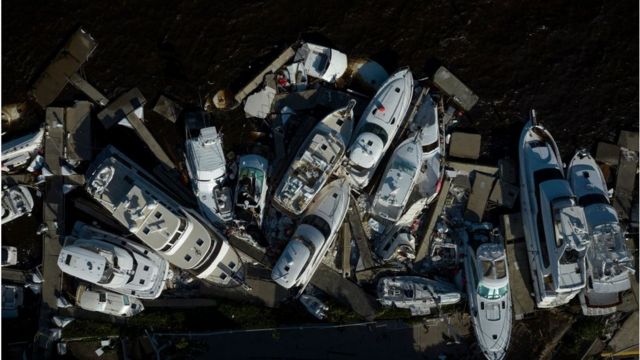 Barcos apiñados sobre la costa de Fort Myers.