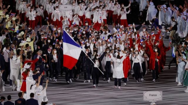 フランスは次回夏季大会開催国としてアメリカに続いて入場
