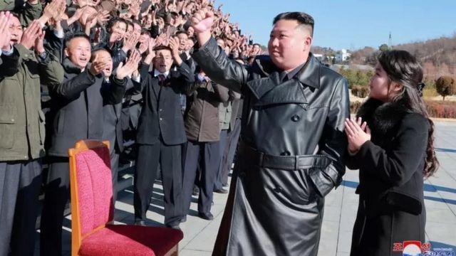 Kim Jong-un e sua filha cumprimentam uma multidão de soldados norte-coreanos