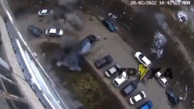 Uma visão de bombas explodindo em um estacionamento