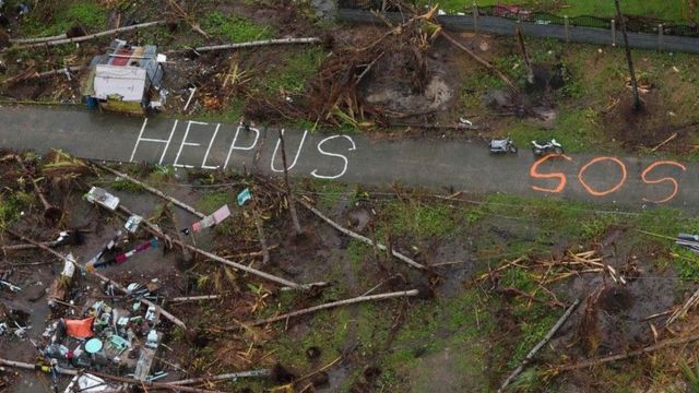 Mensaje que pide ayuda en EE.UU. tras el paso de un huracán.