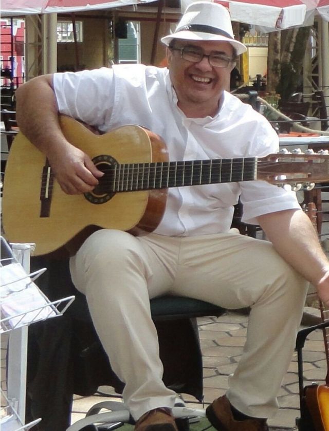 Reinaldo Casteluzzo com seu violão de 12 cordas