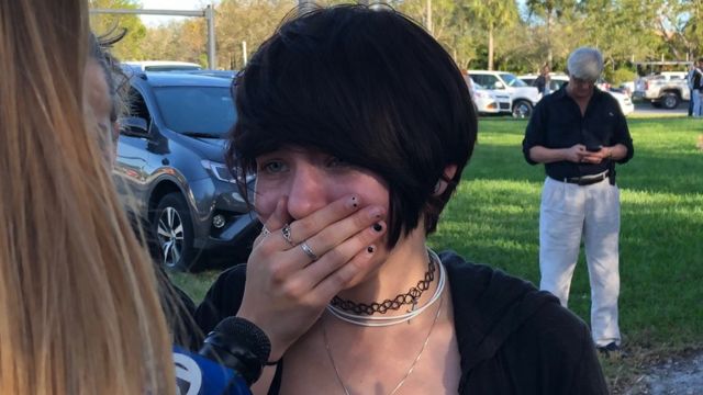 Alumna llorando fuera de la escuela Stoneman Douglas de Florida.