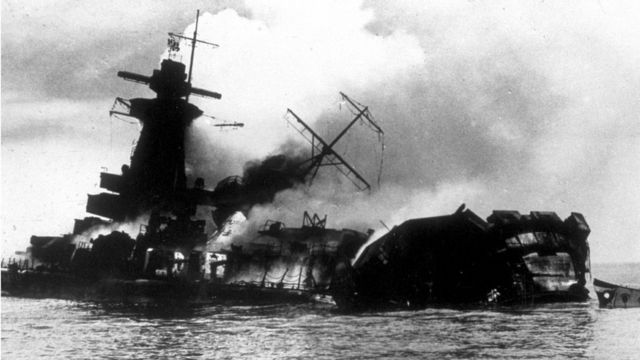 Navio Graf Spee afundando após a Batalha do Rio da Prata