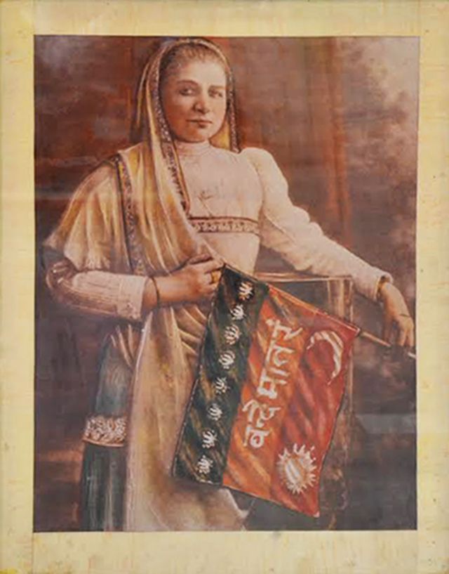भारत का झंडा पकड़े हुए मैडम भीकाजी कामा की पेंटिंग