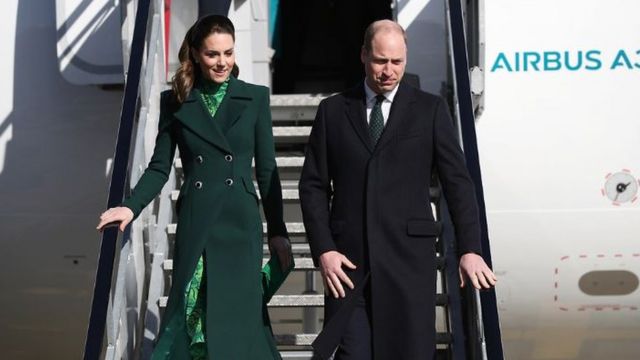 Kate e William descendo do avião