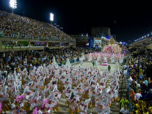 Desfile da Escola de Samba Imperatriz Leopoldina em 2008 reúne público e membros da escola fantasiados
