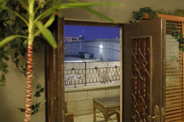 A vista dos quartos do hotel é o muro divisório de Israel de Banksy