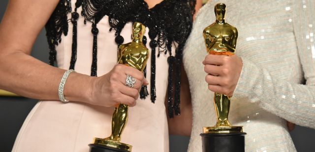 Dos ganadoras con estatuillas de los Oscar.