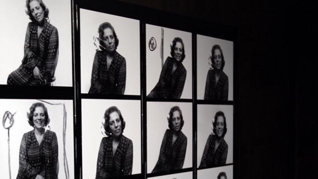 Fotos de Zuzu Angel em exposição sobre sua vida, em 2014