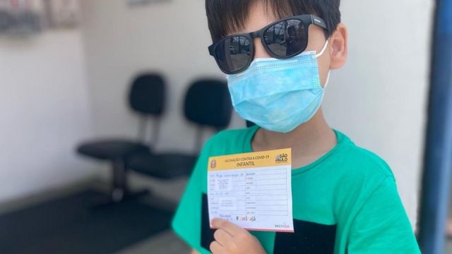 Enzo exibe cartão de vacinação contra covid