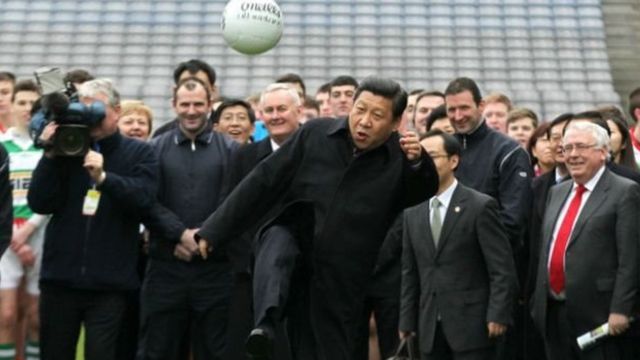 习近平喜欢足球是众所周知的事情，至少他的公众形象是这样展现的。(photo:BBC)