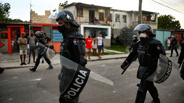 Agentes de policía patrullan las calles de La Habana