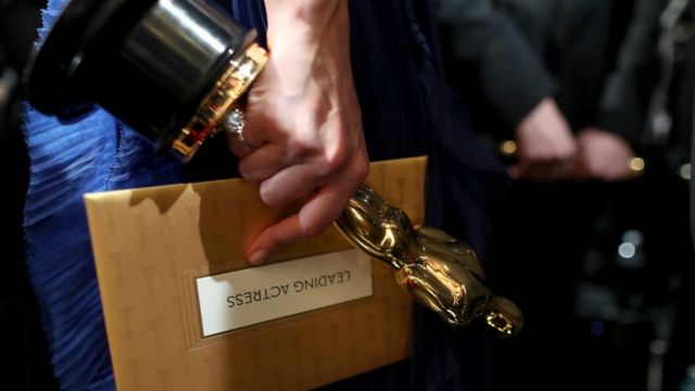 Un Oscar y un sobre con el nombre del ganador.