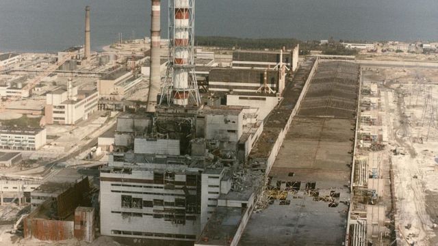 Usina nuclear de Chernobyl após o acidente de 1986