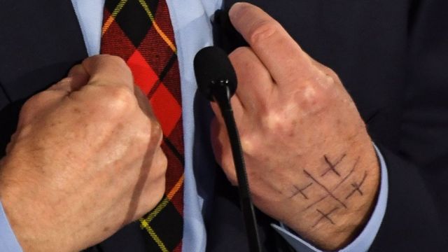 Las manos de Tom Steyer en el debate demócrata del martes 14 de enero