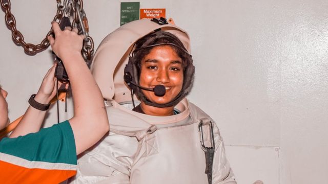 Sandali Kumarasinghe, étudiante sri-lankaise, portant une combinaison spatiale lors du Space Camp aux États-Unis.