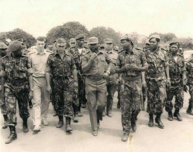 Photo en noir et blanc de l'ancien président mozambicain Samora Machel.