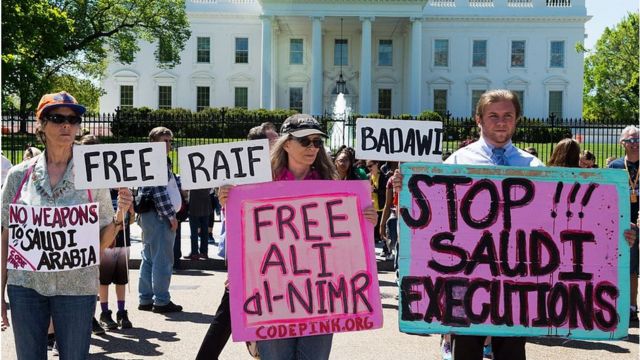 Protesta en Washington en contra de las violaciones de los derechos humanos en Arabia Saudita.