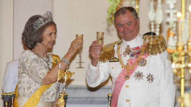 Rainha Sofía da Espanha e o príncipe Henrik da Dinamarca brindam em um banquete em 2006