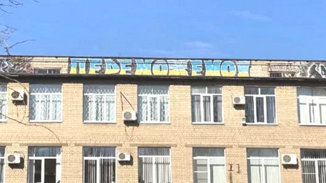 Melitopol'de bir binada Ukrayna bayrağı renklerinde Ukraynaca "Kazanacağız" yazıyor.