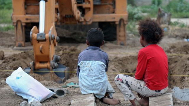 طفلان يتفرجان على حفر مقبرة لضحايا كورونا في مدينة تعز اليمنية