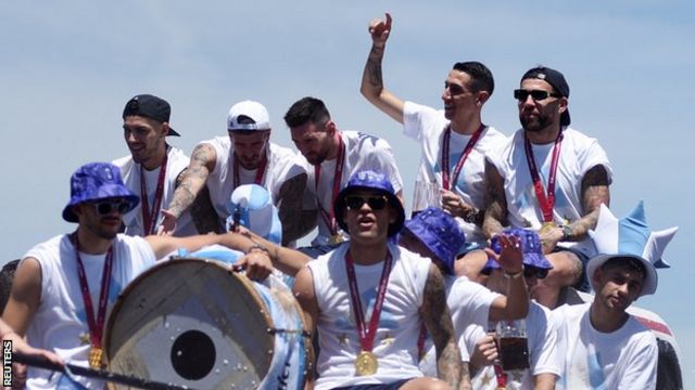 I giocatori dell'Argentina - tra cui il capitano Lionel Messi - hanno festeggiato con i loro tifosi da un autobus scoperto durante la parata di martedì