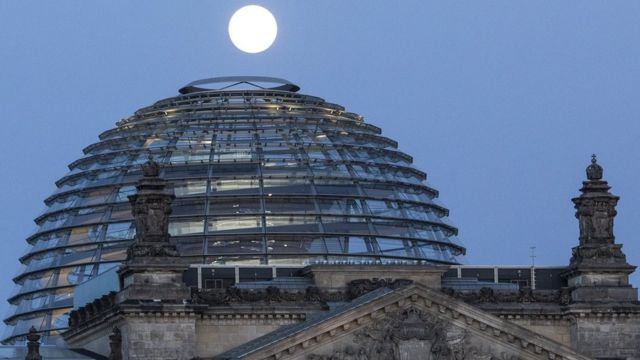 Місяць сходить над будівлею Рейхстагу в Берліні, Німеччина