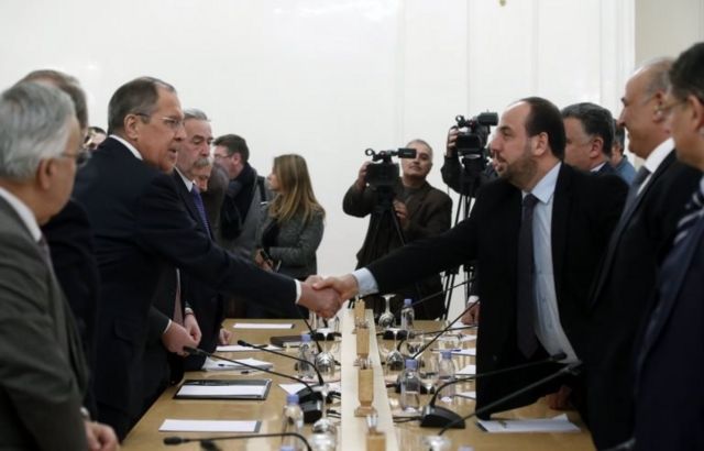 Rusya Dışişleri Bakanı Sergey Lavrov, Suriyeli muhaliflerden oluşan bir heyeti kabul ederken