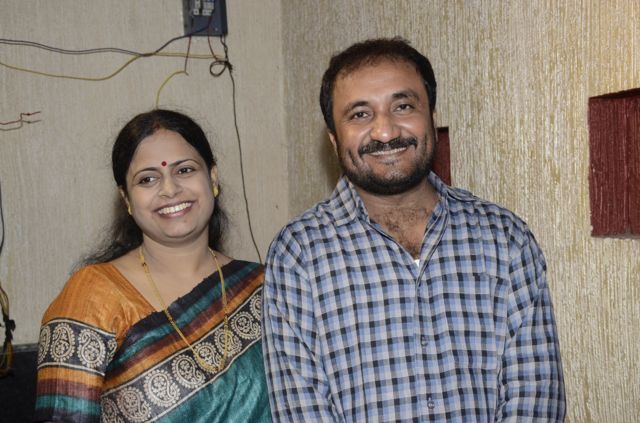 आनंद कुमार अपनी पत्नी ऋतु रश्मि के साथ