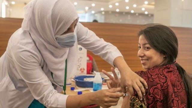 পৃথিবীর বিভিন্ন দেশের মত বাংলাদেশেও টিকা দেয়া হচ্ছে