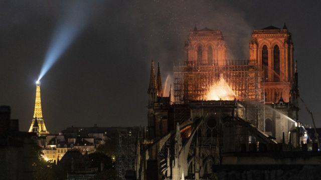 Нотр-Дам пожар