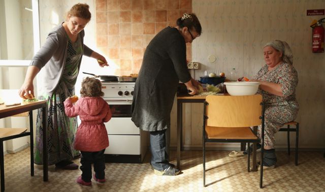 Чеченские беженцы на коммунальной кухне приюта для просителей убежища в деревне Воссберг в Германии. Октябрь 2015