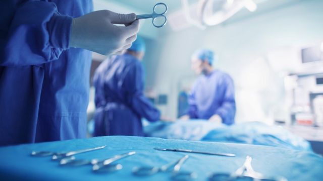 اندلاع النار في مريضة بالسرطان أثناء عملية جراحية - BBC News عربي