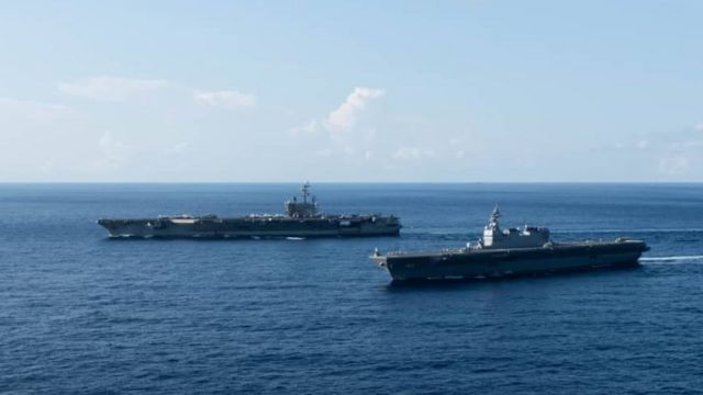 Tàu USS Ronald Reagan (xa, bên trái) đi cùng với tàu sân bay trở trực thăng Izumo của Lực lượng phòng vệ hàng hải Nhật Bản