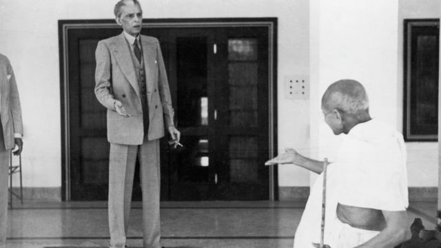 Muhammad Ali Jinnah se disputant avec Mohandas Gandhi au sujet de la partition devant la maison de Jinnah en 1939.