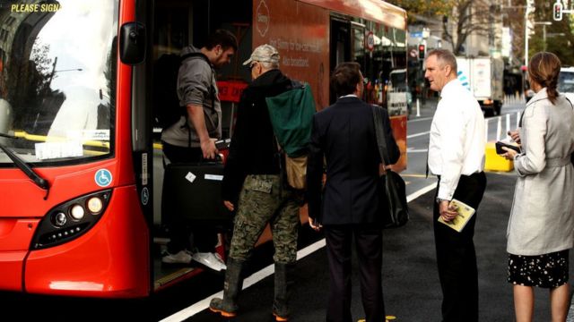 مسافران صبحگاهی سوار اتوبوس می‌شوند. از ۹ ژوئن حمل‌و‌نقل عمومی به صورت عادی درآمده است.