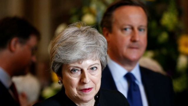 约翰逊之前的两位保守党首相——特蕾莎·梅（中）与卡梅伦（右）——辞任党魁后也没有马上卸任首相。(photo:BBC)