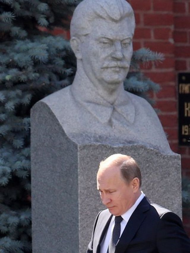 Putin é fotografado ao lado túmulo com busto do líder soviético Josef Stalin na Praça Vermelha em Moscou