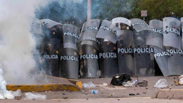 Кризис в Перу: протесты разрастаются, погибли уже 47 человек - BBC News ...