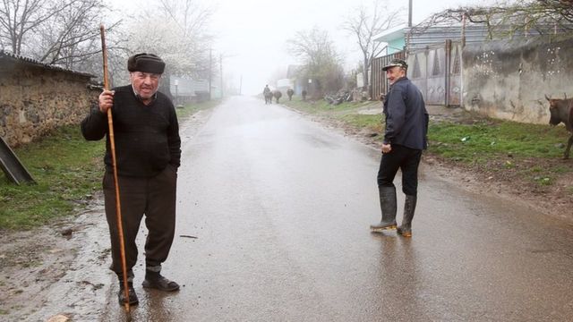 Qiyas Əliyev (solda) uzun illər Rusiyada çalışıb, 2005-ci ildə kəndə ailəsinin yanına dönüb