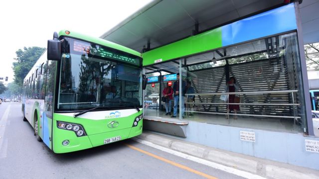 Tuyến xe buýt nhanh Hanoi BRT lần đầu tiên áp dụng thử nghiệm tại Việt Nam có chiều dài 14,7 km qua 5 quận.