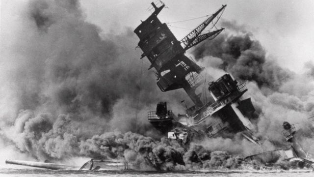Взрыв на линкоре "Аризона", Перл-Харбор, 7 декабря 1941 года