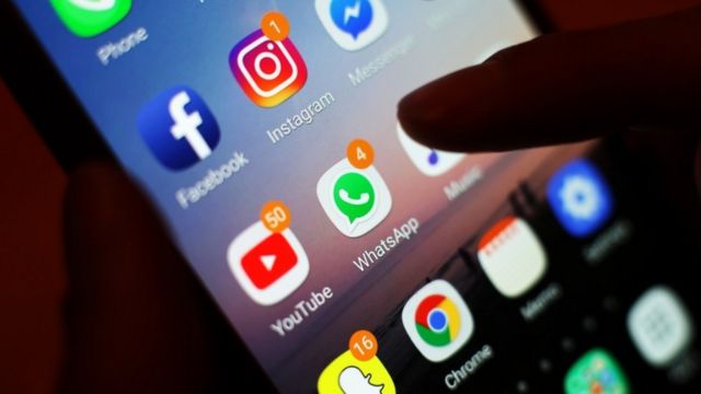 Tela de celular com ícones de aplicativos como Facebook, WhatsApp, entre outros